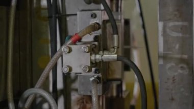 Ameliyat sırasında plastik ürünler için enjeksiyon kalıbı makinesi. Polipropilenden plastik ürünler üretme teknolojisi. Yüksek kalite 4k görüntü