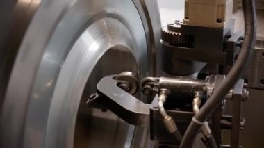 CNC makinesi çalışıyor. Cnc torna makinesini atölyede döndürmek için çelik metal işleme aletini kesmek. Yüksek kalite 4k görüntü