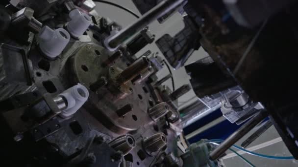 Ameliyat Sırasında Plastik Ürünler Için Enjeksiyon Kalıbı Makinesi Polipropilenden Plastik — Stok video