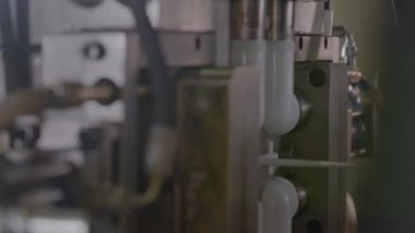 Ameliyat sırasında plastik ürünler için enjeksiyon kalıbı makinesi. Polipropilenden plastik ürünler üretme teknolojisi. Yüksek kalite 4k görüntü