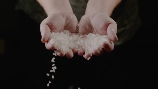 Koyu Bir Arka Planda Ellerden Düşen Çiğ Beyaz Pirinç Yüksek — Stok video