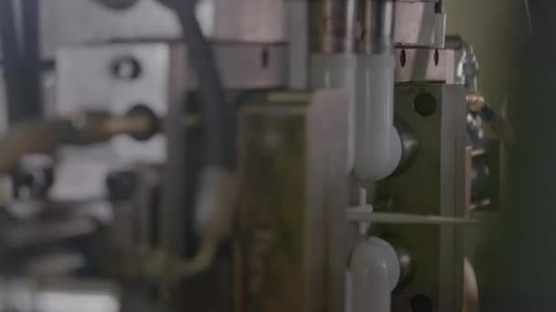 塑料制品注塑机在生产过程中的应用 用聚丙烯生产塑料制品的技术 高质量的4K镜头 — 图库视频影像