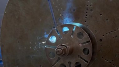 Sanayi konsepti. Modern otomatikleştirilmiş robot kol makinesi metal boru ve plakayı parlak kıvılcımlar ve üretim tesisi fabrikasında duman ile kaynaştırıyor. Yüksek kalite 4k görüntü