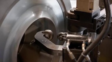 CNC makinesi çalışıyor. Cnc torna makinesini atölyede döndürmek için çelik metal işleme aletini kesmek. Yüksek kalite 4k görüntü