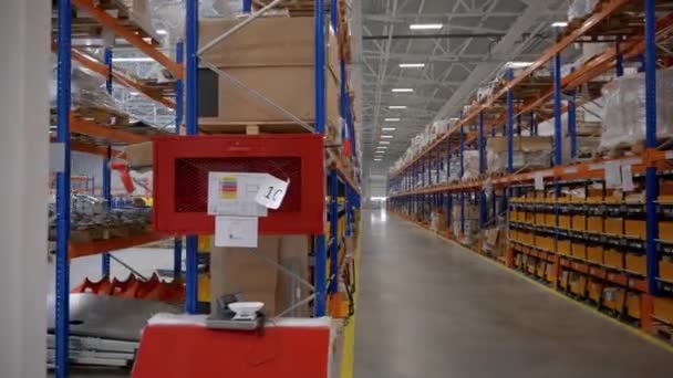 产品在中型仓库 工业室内储藏室 高质量的4K镜头 — 图库视频影像