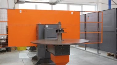 CNC makinesi çalışıyor. Cnc torna makinesini atölyede döndürmek için çelik metal işleme aletini kesmek. Yüksek kalite 4k görüntü