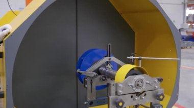 CNC makinesi çalışıyor. Cnc torna makinesini atölyede döndürmek için çelik metal işleme aletini kesmek. Yüksek kalite 4k görüntü