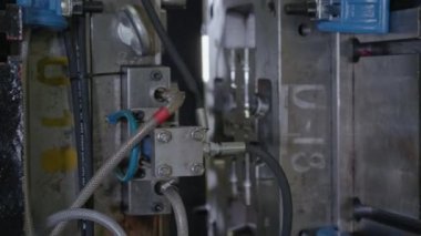 Ameliyat sırasında plastik ürünler için enjeksiyon kalıbı makinesi. Polipropilenden plastik ürünler üretme teknolojisi. Yüksek kalite 4k görüntü