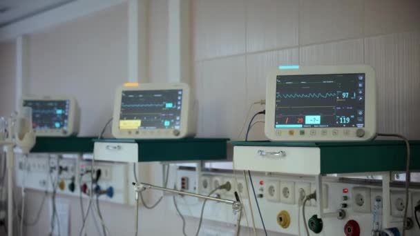 Ιατρικός Εξοπλισμός Στο Νοσοκομείο Παρακολούθηση Καρδιακών Και Ζωτικών Σημείων Υψηλής — Αρχείο Βίντεο
