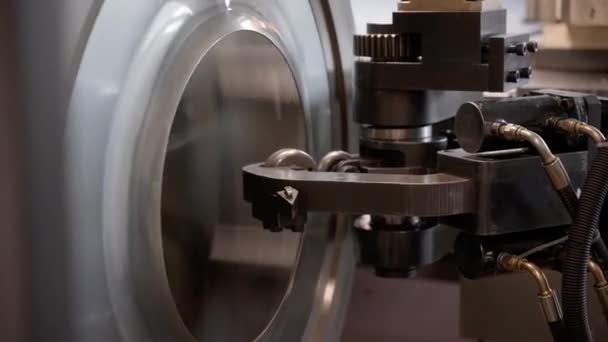 仕事中のCncマシン 切削工具ワークショップでCnc旋盤機械を回す上で鋼金属の詳細を処理します 高品質4K映像 — ストック動画