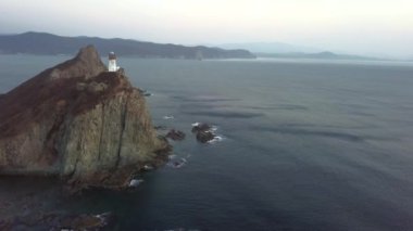 Rock Sunset Kamçatka 'daki sinematik deniz feneri. Yüksek kaliteli FullHD görüntüler