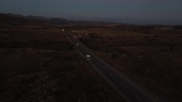 Coches Conduciendo Carretera Noche Tráfico Epic Helicóptero Cinematográfico Imágenes Fullhd — Vídeos de Stock