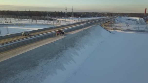 자동차는 코퍼에서 겨울보기에서 고속도로에 운전하고 있습니다 고품질 Fullhd — 비디오