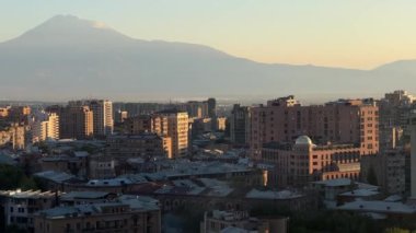 25.09.2022 Erivan, Ermenistan. Erivan 'daki hava manzaralı modern binalar. İnsansız hava aracı modern binaların üzerinde uçuyor. Yüksek kalite 4k görüntü