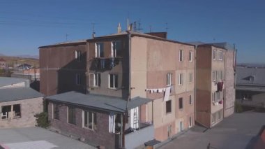25.09.2022 Erivan, Ermenistan. Erivan 'daki hava manzaralı eski binalar. İnsansız hava aracı eski binaların üzerinde uçuyor. Yüksek kalite 4k görüntü