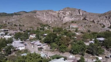 Ermenistan Gyumri 24.09.2022 - Şehrin üzerinde uçmak, sinemanın genel planı. Yüksek kalite 4k görüntü