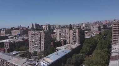 25.09.2022 Erivan, Ermenistan. Erivan 'daki hava manzaralı modern binalar. İnsansız hava aracı modern binaların üzerinde uçuyor. Yüksek kalite 4k görüntü