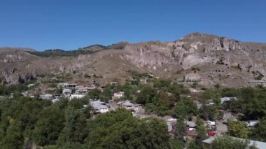 Ermenistan Gyumri 24.09.2022 - Şehrin üzerinde uçmak, sinemanın genel planı. Yüksek kalite 4k görüntü