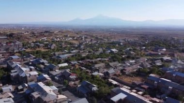 Erivan, Ermenistan, 25.09.2022 Erivan 'ın eteklerinde uçuyor. Yüksek kalite 4k görüntü
