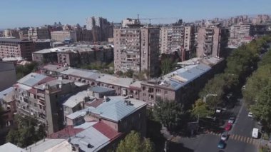 25.09.2022 Erivan, Ermenistan. Erivan 'daki hava manzaralı modern binalar. İnsansız hava aracı modern binaların üzerinde uçuyor. Yüksek kalite 4k görüntü