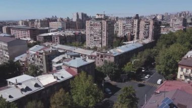 25.09.2022 Erivan, Ermenistan. Erivan 'daki hava manzaralı modern binalar. İnsansız hava aracı modern binaların üzerinde uçuyor. Yüksek kalite 4k görüntü