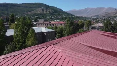 Ermenistan Gyumri 24.09.2022 - Şehrin üzerinde uçmak, sinemanın genel planı. Yüksek kalite 4k görüntü