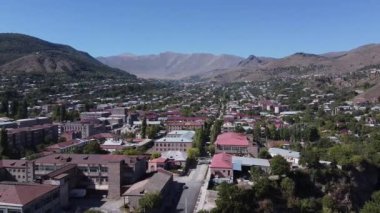 Ermenistan Gyumri 24.09.2022 - Şehrin üzerinde uçmak, sinemanın genel planı. Yüksek kalite 4k görüntü