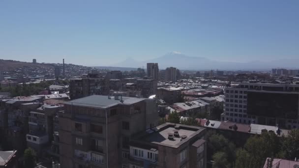 2022年9月25日亚美尼亚埃里温 从空中俯瞰埃里温的现代建筑 无人机飞过现代建筑 高质量的4K镜头 — 图库视频影像