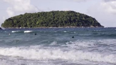 Tayland Phuket Andeman Denizi 01.09.2023: Okyanus dalgaları ve bulutlar. Yüksek kaliteli FullHD görüntüler