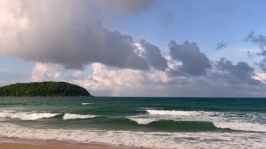 Tayland Phuket Andeman Denizi 01.09.2023: Okyanus dalgaları ve bulutlar. Yüksek kaliteli FullHD görüntüler
