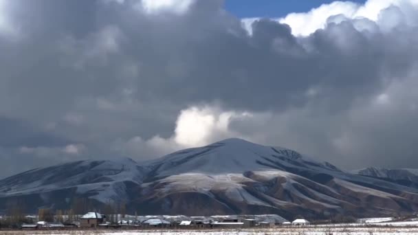 Ayağının Dibinde Bir Dağ Köyü Bulutlu Dağlı Sisli Sinematik Bir — Stok video