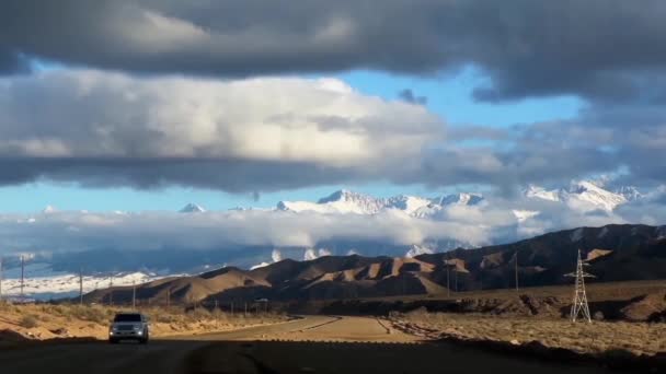 Pueblo Pie Montaña Picos Nevados Kirguistán Montañas Tianshan Invierno Imágenes — Vídeos de Stock