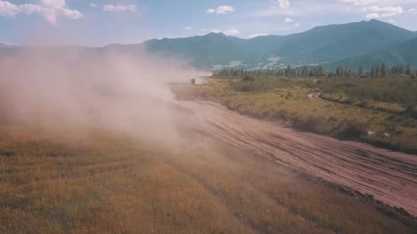 Άμμος Σκόνη Και Φορτηγό Στο Χωματόδρομο Της Υπαίθρου Κηφήνας Τοπίο — Αρχείο Βίντεο