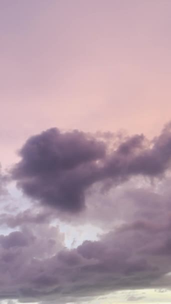 日落时天空中的粉色云彩 自然录像 色彩艳丽的浪漫的天空日落 背景是橙色的天空 高质量的4K镜头 — 图库视频影像