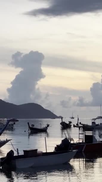 Barcos Océano Fondo Sol Poniente Paisaje Pintoresco Video Vertical Calidad — Vídeos de Stock