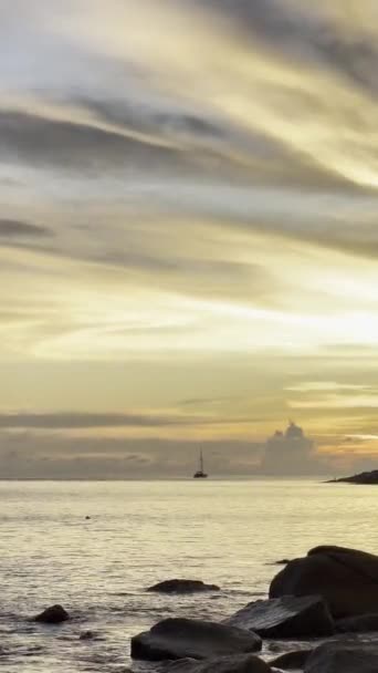 Barco Oceano Fundo Pôr Sol Paisagem Pitoresca Vertical Vídeo Qualidade — Vídeo de Stock