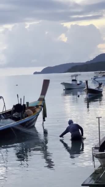 Pescadores Tailandeses Recogen Redes Tailandia Atardecer Cielo Siluetas Vídeo Vertical — Vídeos de Stock