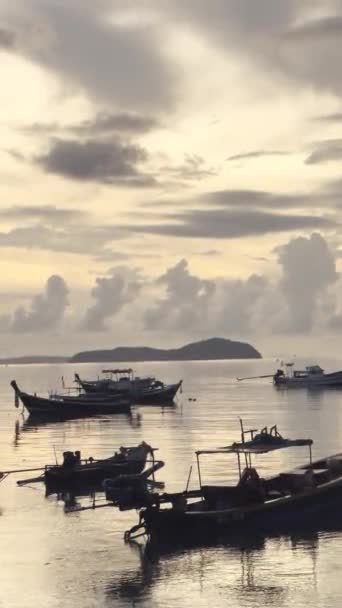 Lodě Oceánu Pozadí Zapadající Slunce Malebná Krajina Svislé Video Kvalitě — Stock video