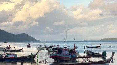 Botlar Andaman Denizi 'ndeki tropik Phuket adasının yakınına yanaştı. Yüksek kaliteli FullHD görüntüleri.