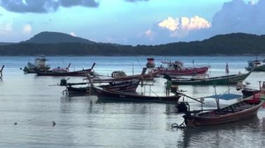 Botlar Andaman Denizi 'ndeki tropik Phuket adasının yakınına yanaştı. Yüksek kaliteli FullHD görüntüleri.