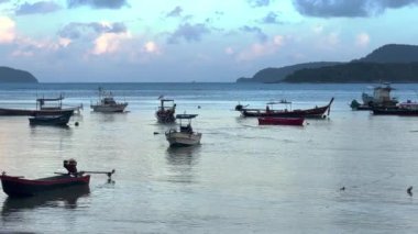 Botlar Andaman Denizi 'ndeki tropik Phuket adasının yakınına yanaştı. Yüksek kaliteli FullHD görüntüleri.