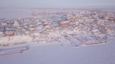 Bir şehrin büyüleyici güzelliğini ve kuş bakışı bir manzaradan karla kaplı küçük bir kasabayı tecrübe edin. Kış harikalar diyarı aşağıda sakin karlı manzaralar ve şehir tasarımı sergiliyor.