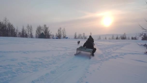 Montar Una Moto Nieve Través Del Paisaje Nevado Atardecer Con — Vídeos de Stock
