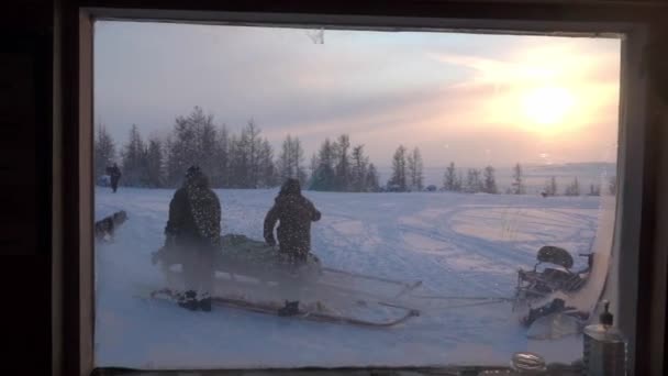 Zwei Personen Stehen Neben Einem Schneemobil Der Verschneiten Naturlandschaft Das — Stockvideo