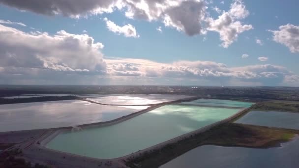 Eine Luftperspektive Auf Einen Riesigen See Unter Einem Himmel Voller — Stockvideo