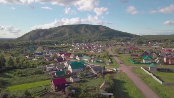 Village Pittoresque Niché Dans Une Vallée Avec Une Montagne Majestueuse — Video