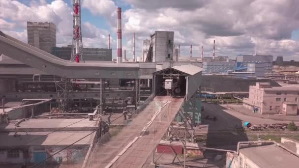 Widok Lotu Ptaka Fabrykę Mostem Otoczoną Drapaczami Chmur Panoramą Miasta — Wideo stockowe