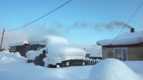 Uma Nuvem Céu Cobre Carro Neve Estacionada Frente Uma Casa — Vídeo de Stock
