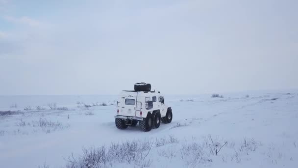 Белый Внедорожник Автомобильными Шинами Движется Снежному Полю Колеса Оставляют Глубокие — стоковое видео