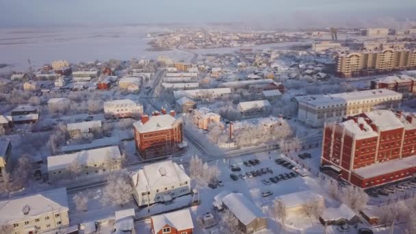 Flygbild Stad Klädd Snö Visar Upp Den Vackra Kontrasten Mellan — Stockvideo